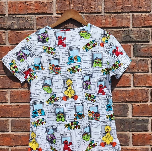 Sesame Street Scrub Top Size S Cookie Monster Oscar Count Elmo Big Bird - Picture 3 of 3